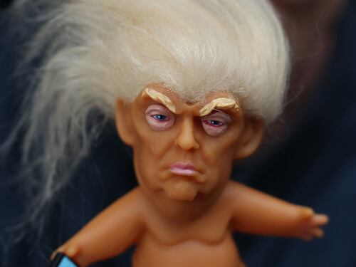 Dublino, in vendita bambola Troll raffigurante Donald Trump