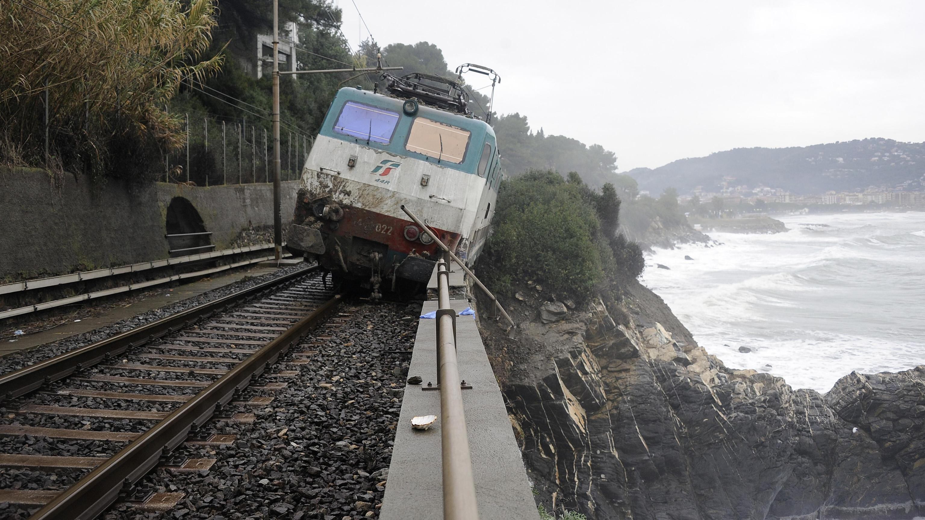 Liguria, treno deragliato. Il procuratore: "La frana opera dell'uomo, non del fato"