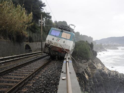 Liguria, treno deragliato. Il procuratore: "La frana opera dell'uomo, non del fato"