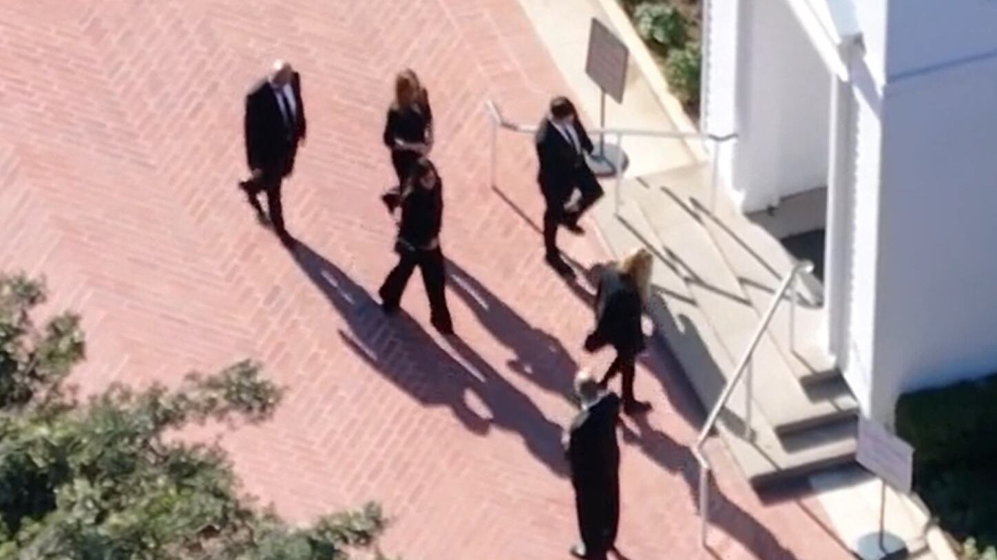 Funerali privati per Matthew Perry, presenti Aniston, Cox e altri attori. Le lacrime della madre