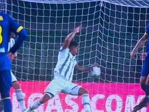 "Follia non fischiare il rigore". Bufera su arbitro e Var in Verona-Juventus