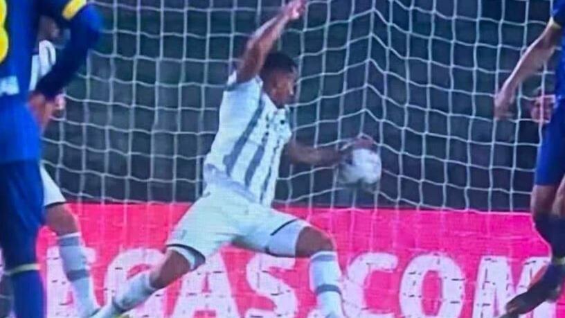 "Follia non fischiare il rigore". Bufera su arbitro e Var in Verona-Juventus