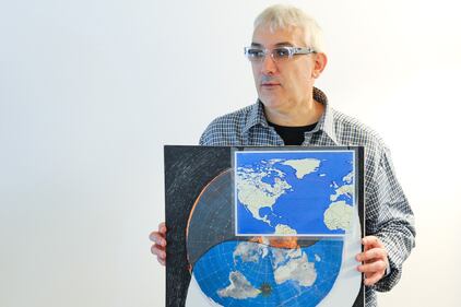I terrapiattisti si riuniscono a Palermo per dimostrare che la Terra è piatta 2
