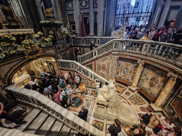 La folla a Piazza San Pietro per rendere omaggio alla salma di Papa Francesco 3