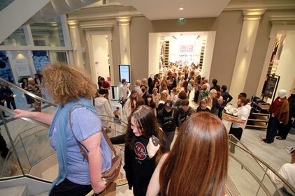 Ressa di gente all'inaugurazione del primo negozio Uniqlo in Italia 3