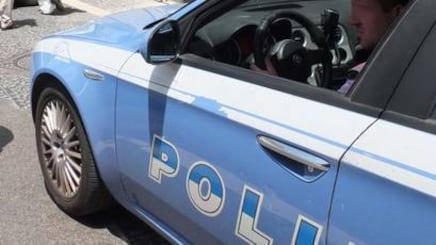 Imperia, danneggia porta Prefettura con punta del trapano per protesta