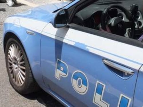 Follia a Siena: prima aggredisce i passanti, poi la furia contro la volante e gli agenti. Espulso marocchino