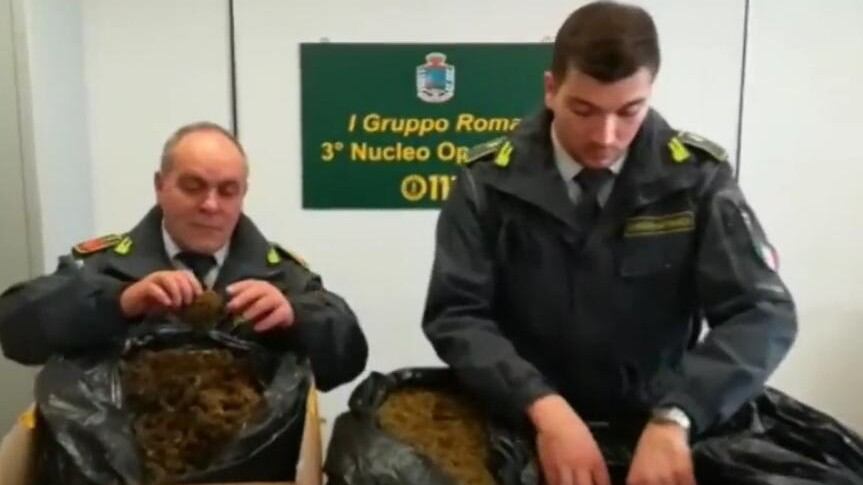 Roma, nigeriano fermato alla Tiburtina: in valigia aveva 26 kg di marijuana