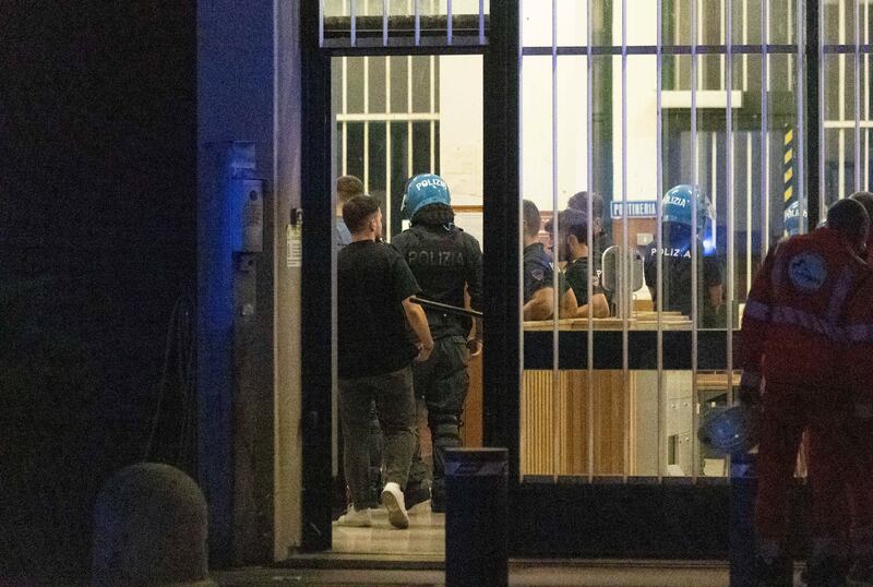 Rivolta al carcere Beccaria: struttura cinturata. Caccia all'uomo per due evasi 8