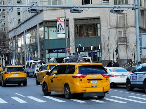 Deraglia la metro a New York, diversi feriti. Linee bloccate e traffico in tilt