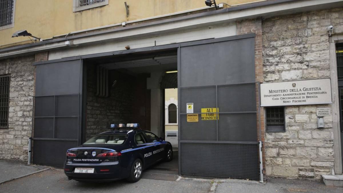 Guerriglia in carcere a Brescia: poliziotti feriti e migliaia di euro di danni