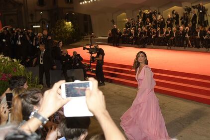 Belen Rodriguez a Venezia: la scollatura è inguinale 5