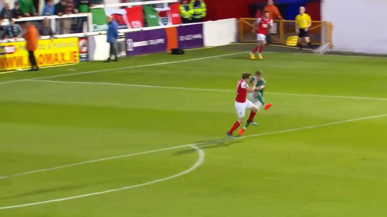 Irlanda, centrocampista tira dalla sua area e segna il gol dell'anno
