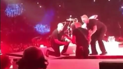 I Metallica interrompono il tour: "James Hetfield dipendente dall'alcol"