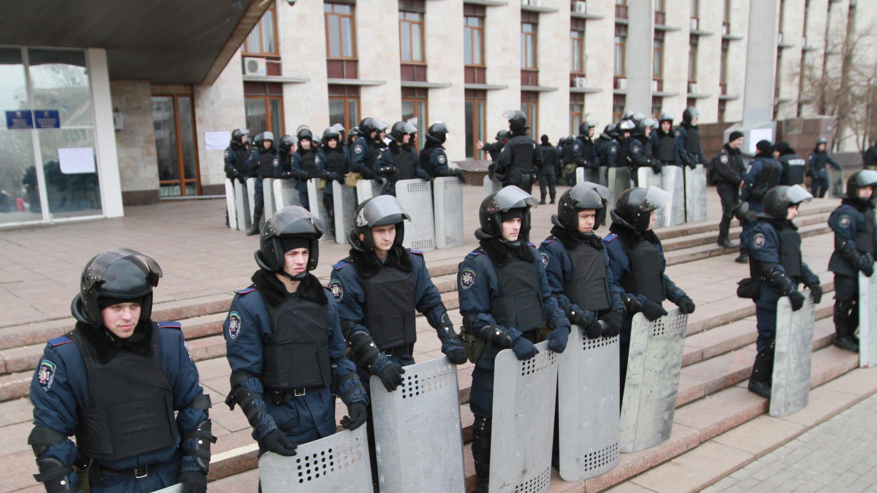 Kiev, partita missione Osce. Inviato Onu aggredito in Crimea. Nato: "Aiuteremo l'Ucraina"