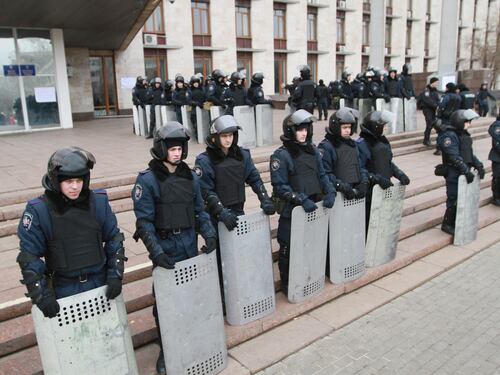 Kiev, partita missione Osce. Inviato Onu aggredito in Crimea. Nato: "Aiuteremo l'Ucraina"