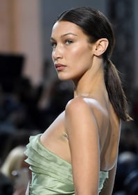 Bella Hadid sexy in passerella, foto 6