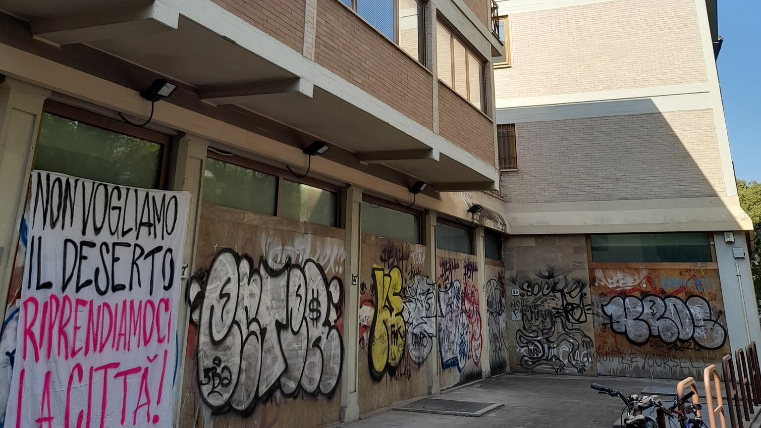 Firenze, la sfida degli anarchici che occupano un immobile: "Ci avrete ovunque"