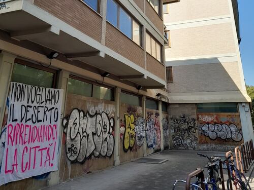 Firenze, la sfida degli anarchici che occupano un immobile: "Ci avrete ovunque"