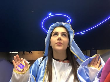 Valentina Nappi vestita da Madonna bannata su Facebook 15