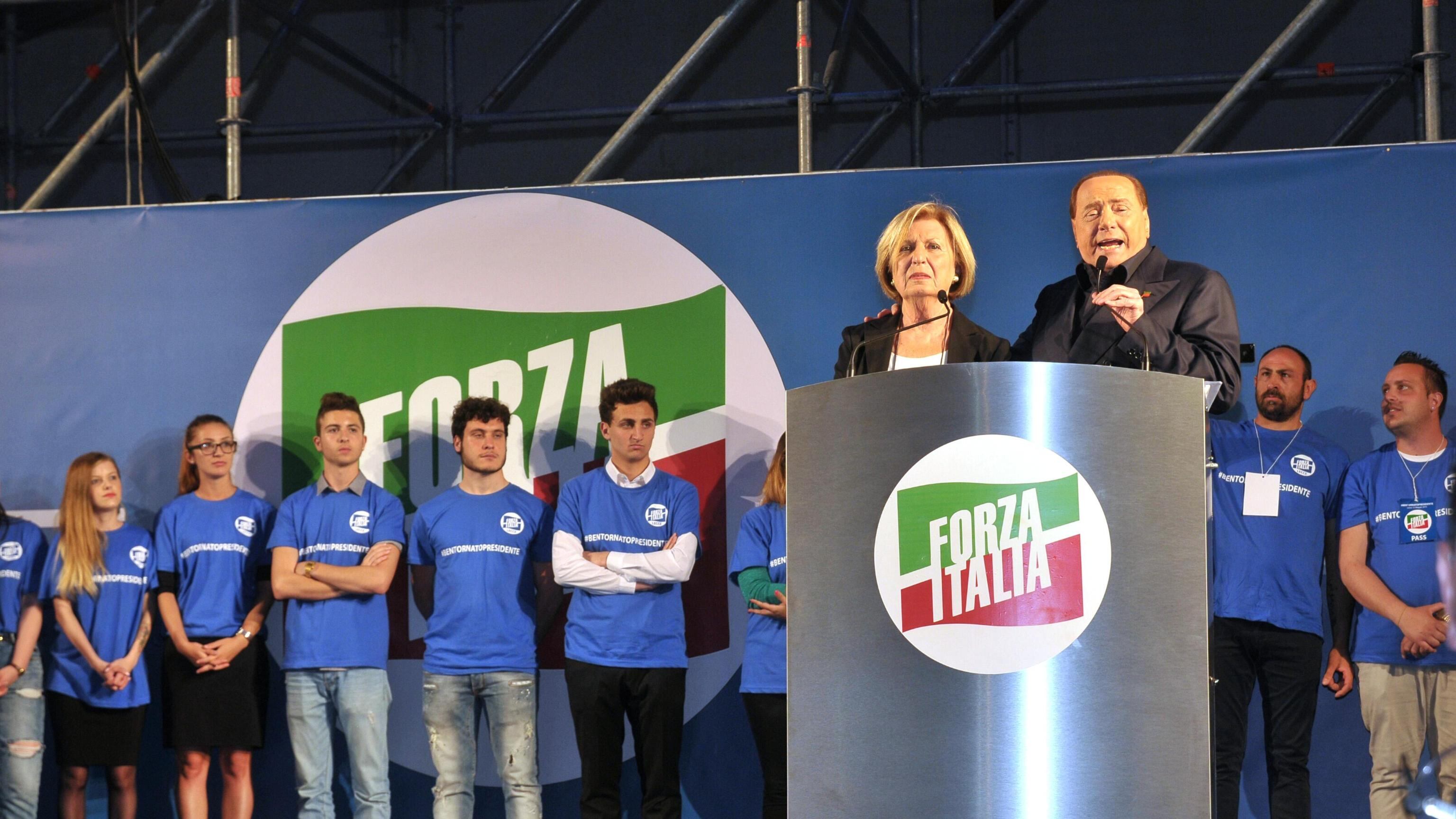 Il Cav chiama alle urne: "A sinistra militarizzati. I moderati siano uniti"