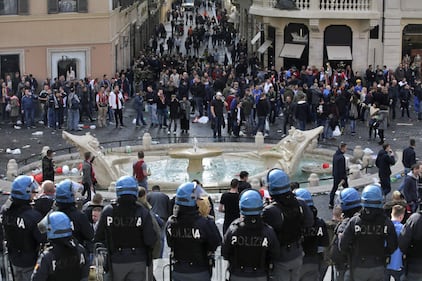 I tifosi del Feyenoord assaltano la Barcaccia di piazza di Spagna 9