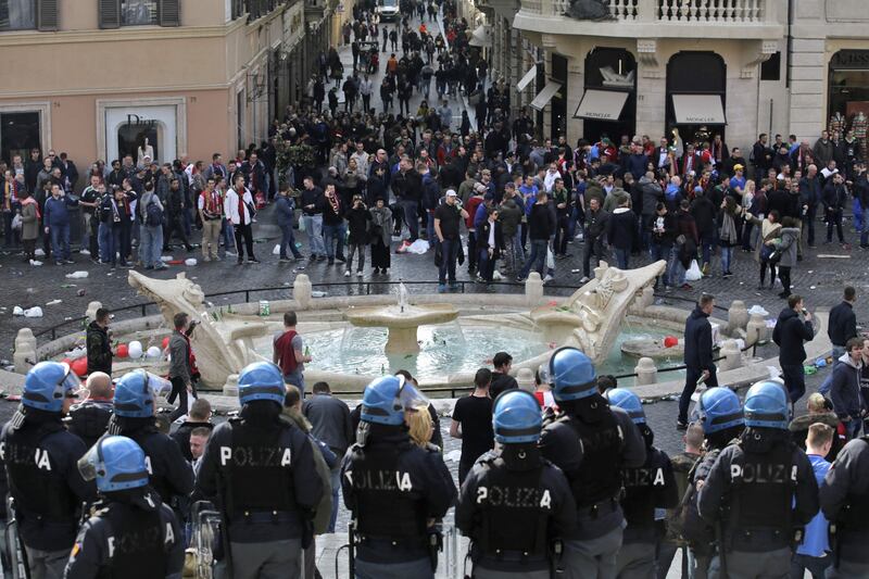 I tifosi del Feyenoord assaltano la Barcaccia di piazza di Spagna 9