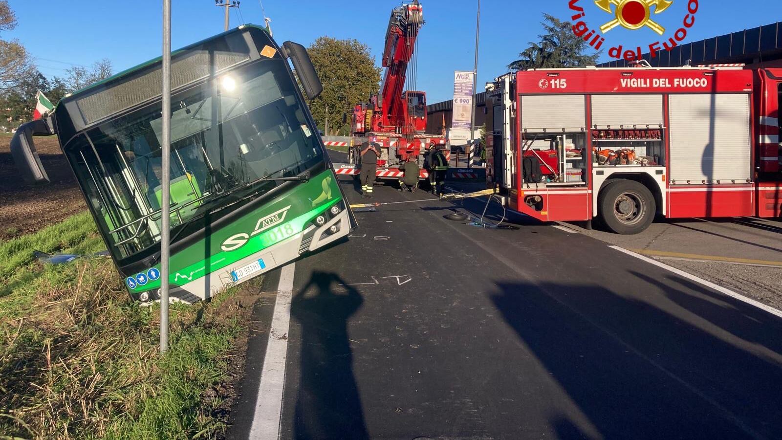 Milano, bus Atm si inclina sul ciglio della strada: due feriti lievi