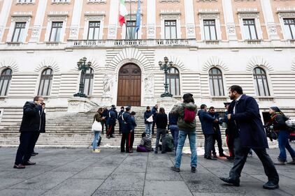 Il blitz di Ultima Generazione davanti palazzo Montecitorio: le immagini 13