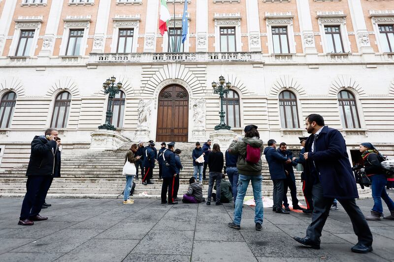 Il blitz di Ultima Generazione davanti palazzo Montecitorio: le immagini 13