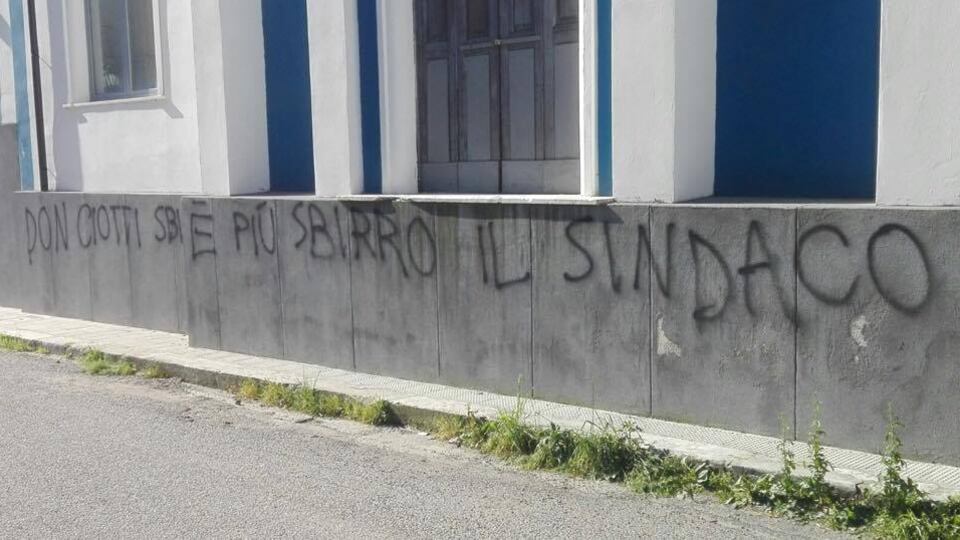 "Don Ciotti sbirro". A Locri gli insulti dopo la visita di Mattarella