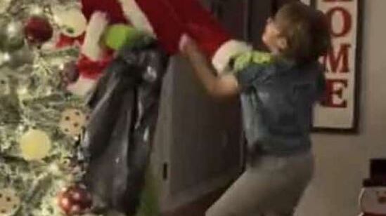 L'ultima follia social: papà travestiti da Grinch terrorizzano i figli