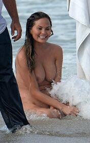 La modella Chrissy Teigen completamente nuda 3