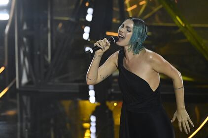 Sanremo 2024: ecco il look della terza serata del Festival di Rose Villain 2