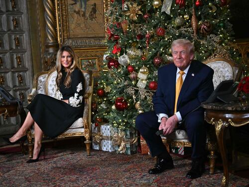 Stoccata natalizia di Trump: "Buon Natale anche alla feccia della sinistra radicale"