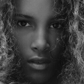Cindy Bruna pizzicata tra le braccia di Verratti: gli scatti della modella francese 2