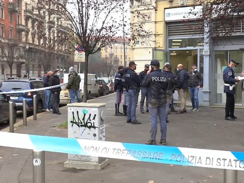 Rapina a mano armata in banca a Milano: la banda fugge dal tunnel