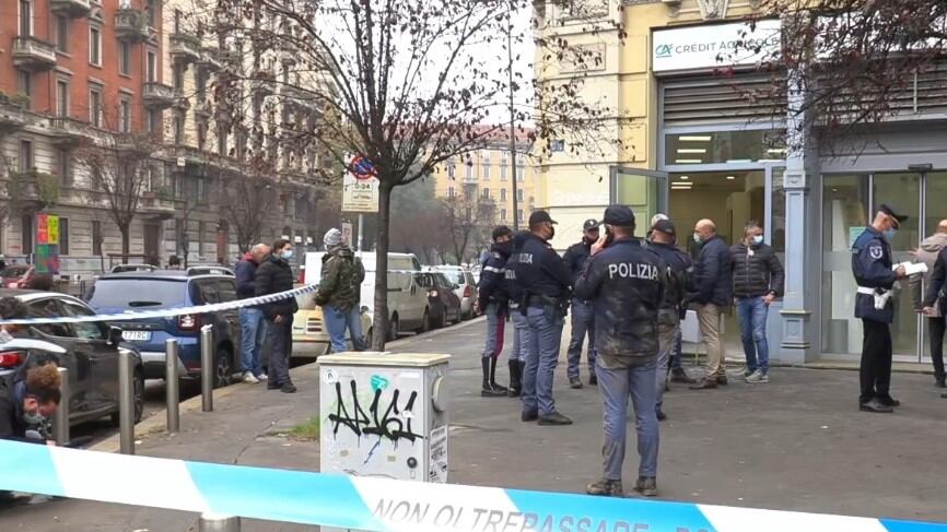 Rapina a mano armata in banca a Milano: la banda fugge dal tunnel