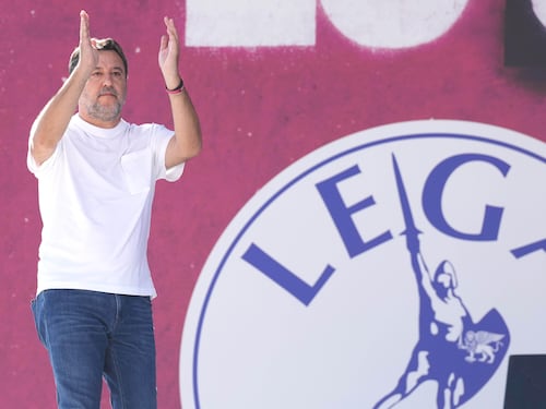 Salvini cala l’asso e spiazza la fronda. “Congresso subito per stare compatti”