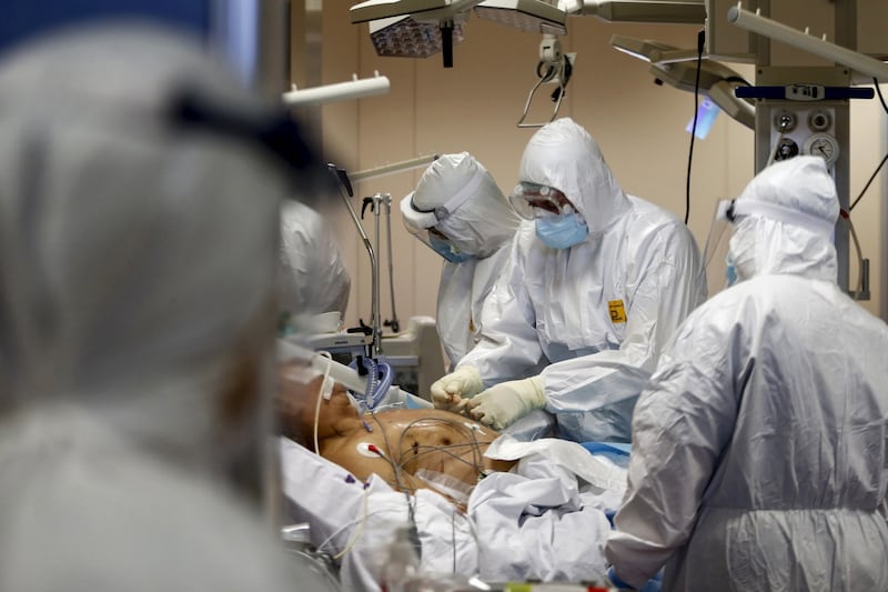 Per la prima volta i contagi sotto quota mille. In Lombardia più ricoveri in terapia intensiva