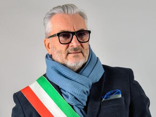 Sindaco aggredito a martellate in strada. Ricoverato in rianimazione: è grave