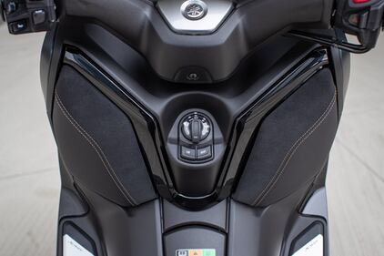 Yamaha XMAX 300 Tech Max: guarda la gallery 11