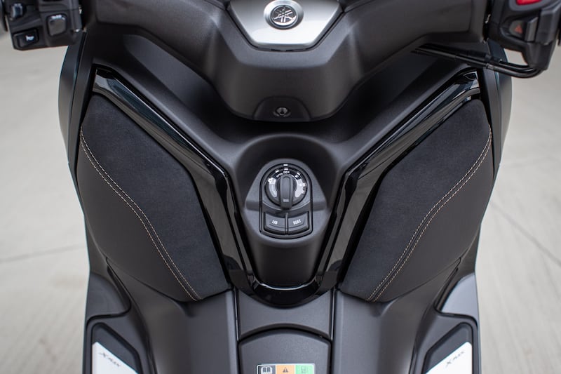 Yamaha XMAX 300 Tech Max: guarda la gallery 11