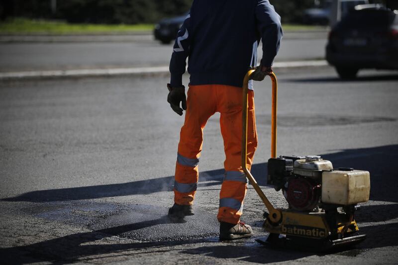 Gli interventi dei vigili urbani per chiudere le buche sulle strade della Capitale 6