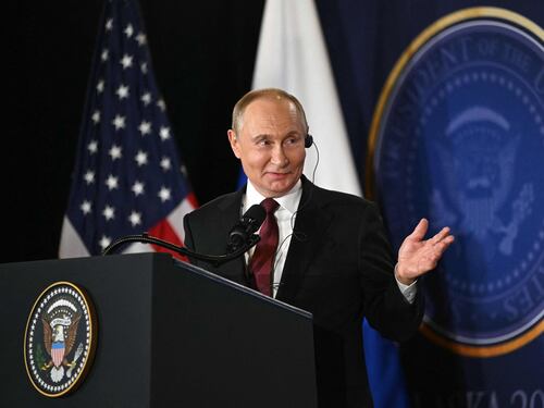 "Sta costruendo una super antenna". Il piano di Putin per intercettare le comunicazioni Nato