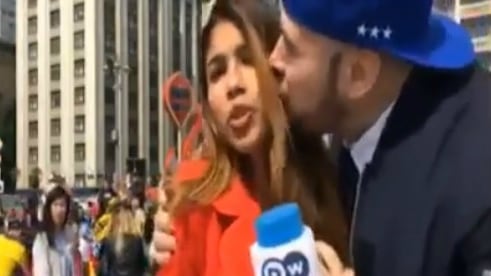 Molestata in diretta tv, ma la giornalista al Mondiale continua il collegamento