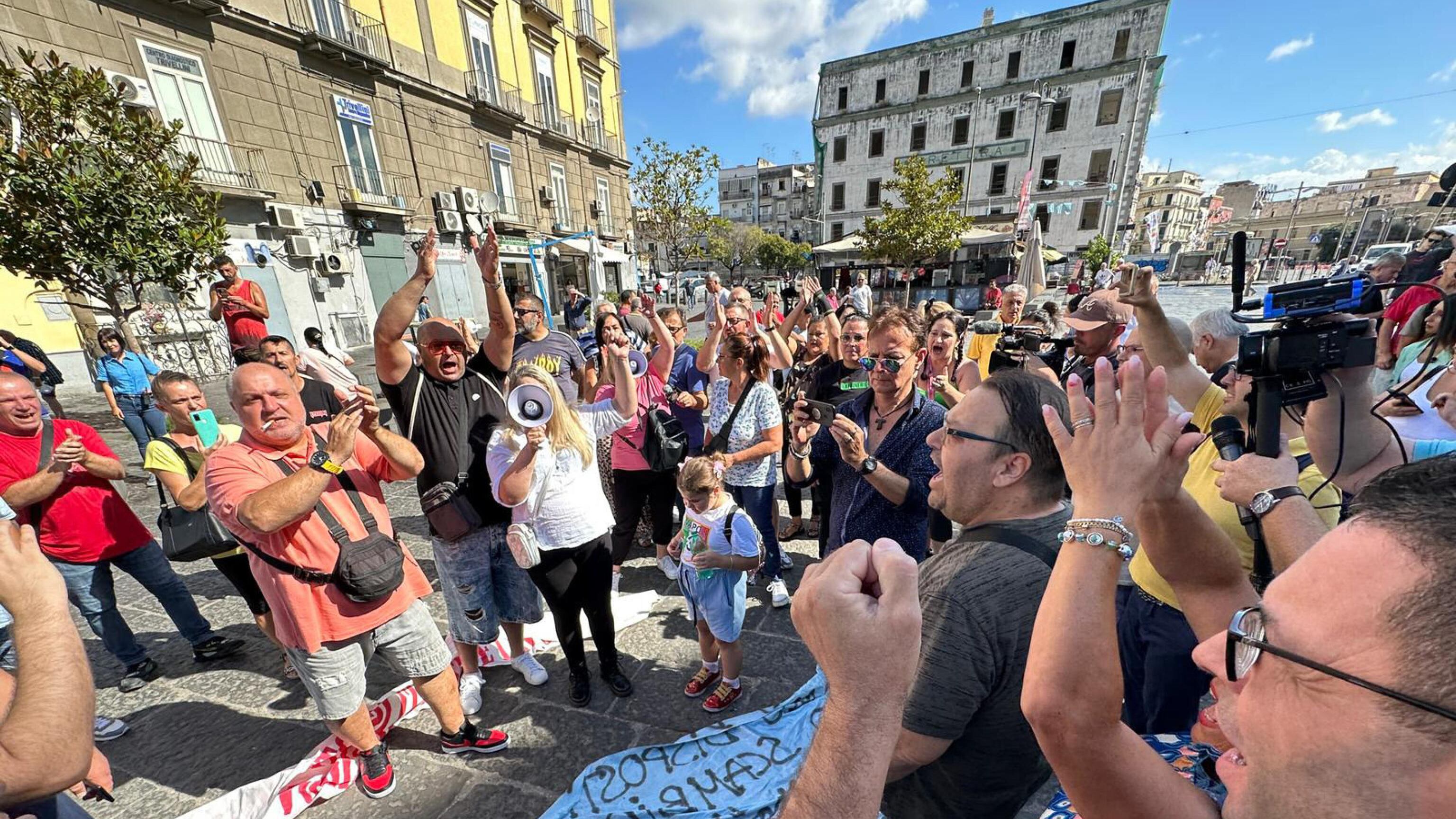 "Meloni a testa in giù". Gli insulti dei manifestanti pro-reddito