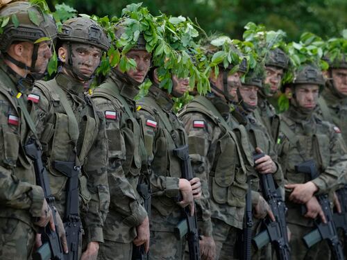La Polonia muove le truppe: 40 mila uomini al confine con la Bielorussia. Crescono i timori per le manovre russe Zapad | Diretta