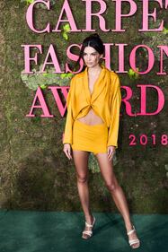 Emily Rataijowski seducente a Milano 5