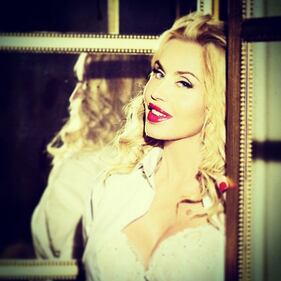Valeria Marini e il topless "stellare" 1